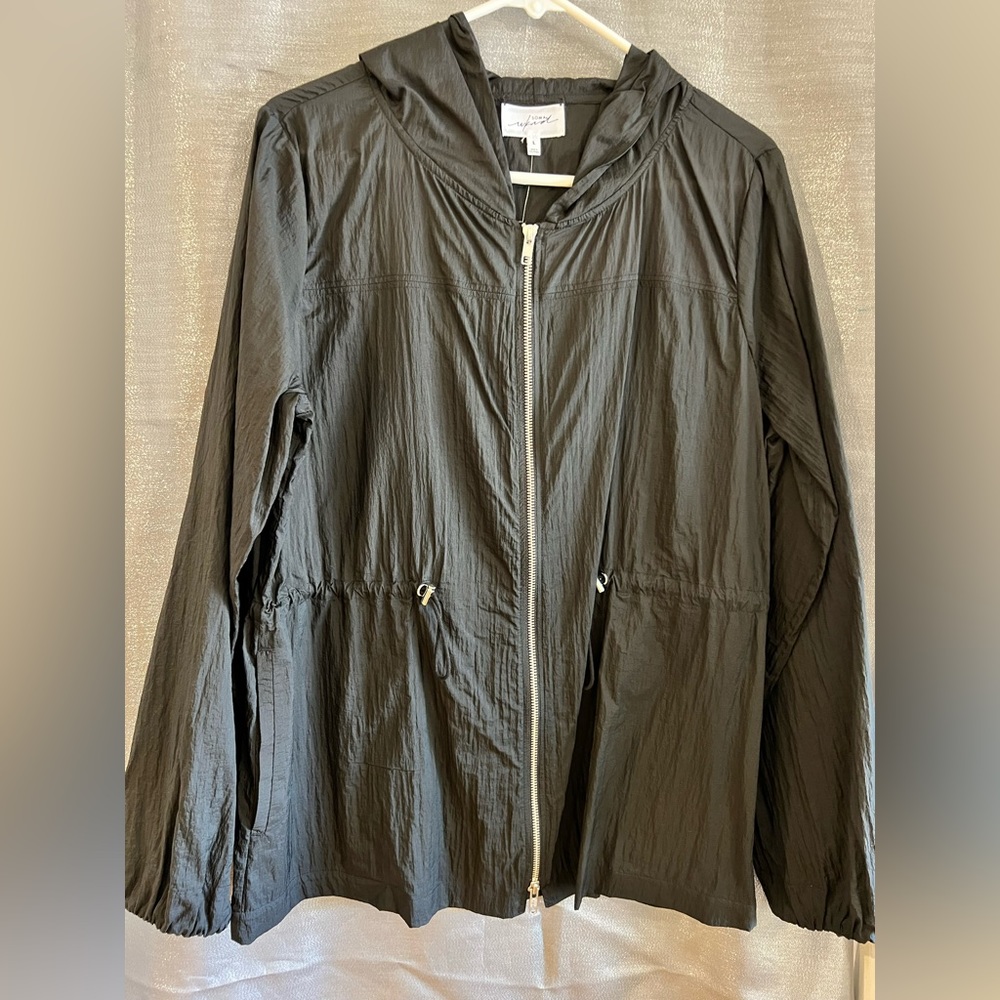 Soma sport windbreaker. colors available. Only black. Size Medium.